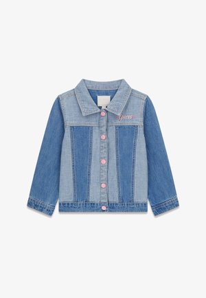 Denimjack met lange mouwen, roze knopen en "Guess" in roze geborduurd boven de linkerborst, met licht- en donkerblauwe panelen.