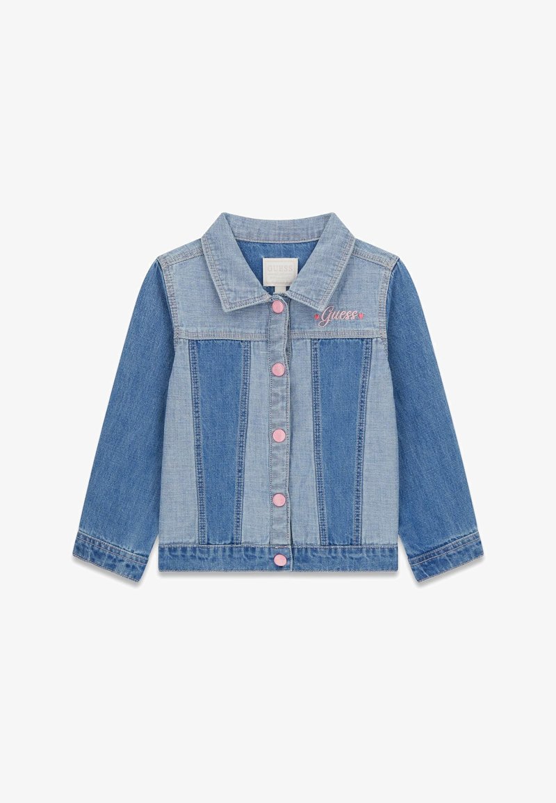Kurtka dżinsowa z długimi rękawami, różowymi guzikami i haftem "Guess" w kolorze różowym nad lewą piersią, z jasnoniebieskimi i ciemnoniebieskimi panelami.