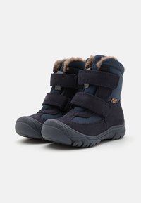 Stivali blu navy realizzati in suede e mesh, con cinturini in Velcro e un colletto morbido, simile alla pelliccia. Progettati per la durabilità con suole in gomma.