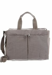 Sac fourre-tout texturé gris avec poignées supérieures doubles, bandoulière ajustable et deux poches frontales zippées. Fabrication en tissu robuste.