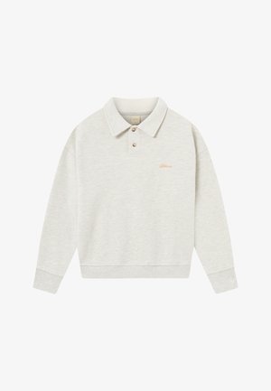 Pull en polo gris clair en tissu doux, doté d'une patte de boutonnage, de poignets côtelés et d'un logo brodé en doré près de la poitrine.