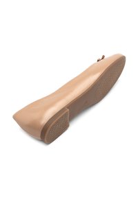 Scarpa flat in cuoio beige con punta affusolata, superficie liscia e suola in gomma strutturata. Include un piccolo fiocco decorativo sulla parte superiore.