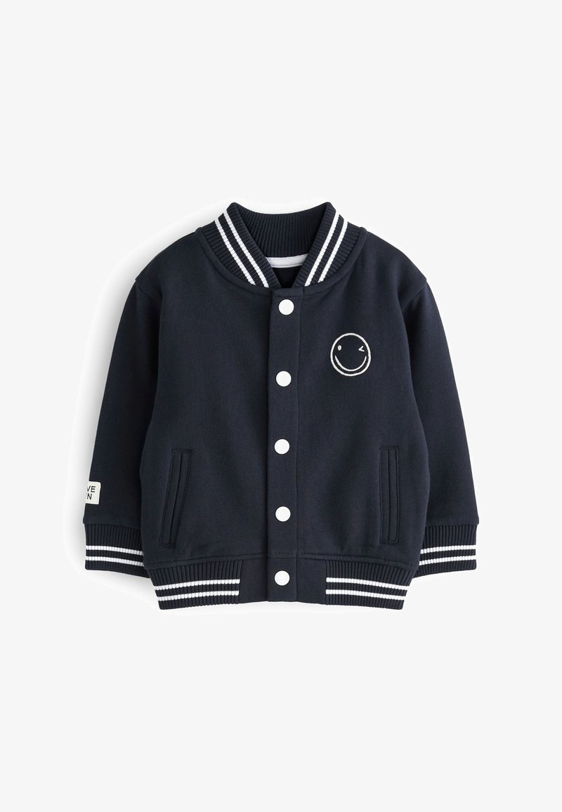 Navy-blauwe sweatshirtjack met witte knopen, gestreepte geribbelde kraag en manchetten, twee zijzakken en een geborduurd smiley-gezichtje.