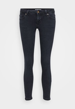 Jeans aderenti in denim scuro con una texture liscia, dotati di chiusura a bottone e cerniera, cinque tasche e dettagli di cucitura in contrasto.