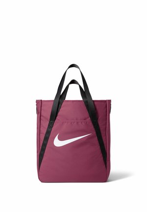 Μαρονοχρώμα τσάντα tote της Nike με μαύρες χειρολαβές και λευκό λογότυπο Nike swoosh στο μπροστινό μέρος, σε λευκό φόντο.