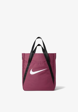 Μαρονοχρώμα τσάντα tote της Nike με μαύρες χειρολαβές και λευκό λογότυπο Nike swoosh στο μπροστινό μέρος, σε λευκό φόντο.
