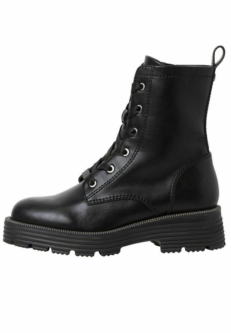 Stivale alla caviglia in pelle nera con punta rotonda, sei occhielli per i lacci e una suola spessa e testurizzata. Presenta una linguetta sul retro.