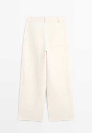 Off-white weit geschnittene Hose mit hoher Taille, aufgesetzten Gesäßtaschen und Gürtelschlaufen, von hinten auf einfarbigem Hintergrund gezeigt.