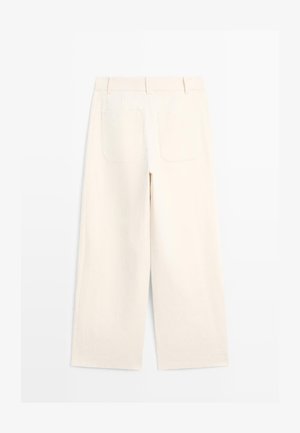 Široké kalhoty smetanové barvy s vysokým pasem, zadními náprsnými kapsami a poutky na opasek, zobrazené zezadu na jednobarevném pozadí.