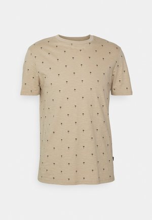 Beige T-shirt med korte ærmer, små, jævnt fordelte sorte palmeprint over det hele og rund halsudskæring.