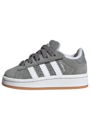 Baskets Adidas Campus en daim gris avec bandes blanches, semelle blanche, semelle extérieure marron et lacets gris sur fond blanc.