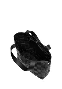 Bolsa tote de cuero trenzado negro con un acabado texturizado, que cuenta con dos asas para el hombro y un bolsillo con cremallera en el interior para un almacenamiento seguro.