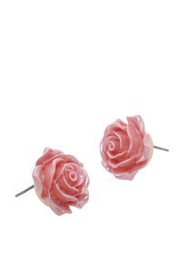 Orecchini a forma di rosa rosa realizzati in ceramica lucida con dettagli intricati sui petali e supporti in metallo tono argento.
