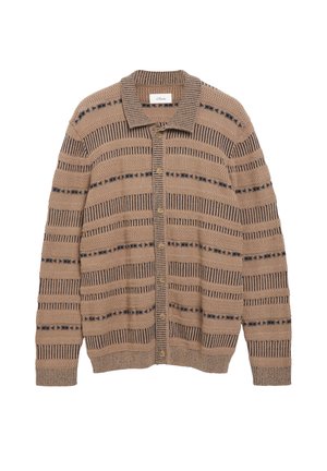 Brauner Cardigan zum Knöpfen mit schwarzen horizontalen Streifen und Kragen, flach auf weißem Hintergrund liegend.