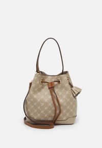 Beige Bucket-Tasche mit weißem Fächer-Muster, braunem Leder-Kordelzug und Trägern, goldfarbenem Markenlogo und dekorativem Quaste an der Seite.