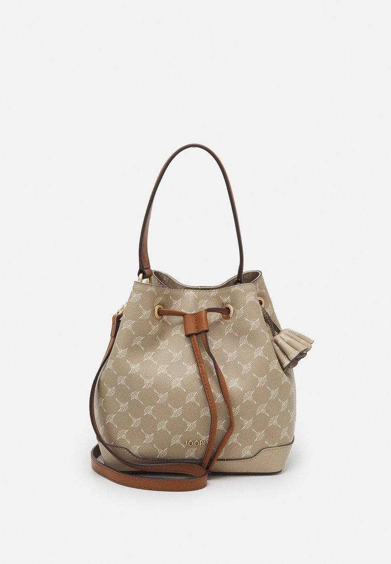 Beige Bucket-Tasche mit weißem Fächer-Muster, braunem Leder-Kordelzug und Trägern, goldfarbenem Markenlogo und dekorativem Quaste an der Seite.