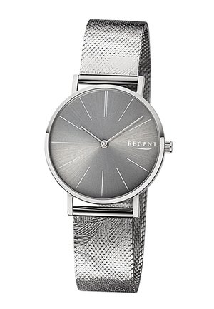 Montre argentée avec un cadran gris rond, marqueurs d'heure minimalistes et un bracelet en maille texturée, arborant le nom de la marque "REGENT."