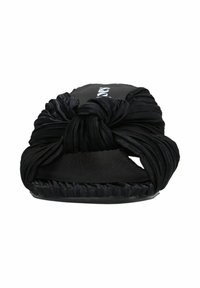 Zwarte slide-sandaal met een geknoopt ontwerp van zachte stof, een platte zool en een gestructureerde binnenvoering voor comfort.