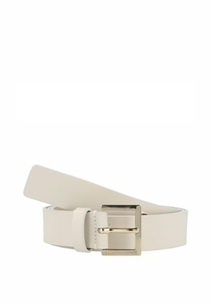 Cinturón blanco de piel sintética con una hebilla rectangular de metal plateado y un lazo para el extremo, con una textura suave y líneas limpias.