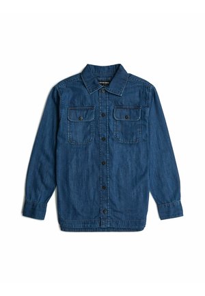 Dunkelblaues Denim-Hemd mit langen Ärmeln, Kragen, Knopfleiste vorne und zwei Brusttaschen mit Knöpfen, flach auf weißem Hintergrund liegend.