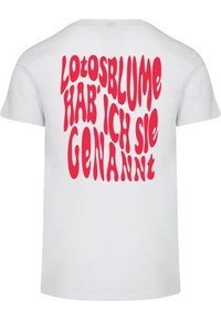 Hvid T-shirt med fed, uregelmæssig rød tekst på ryggen, der står "Lotosblume hab' ich sie genannt." Korte ærmer, afslappet pasform.