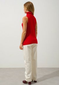 Authentic Cashmere COL ROULÉ SANS MANCHES - Top - rouge