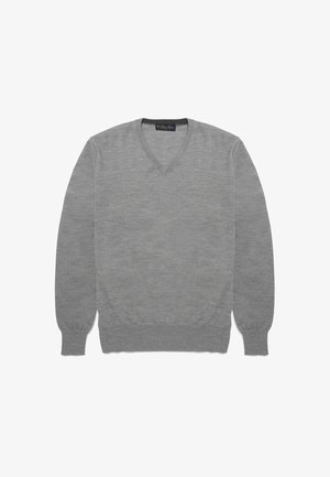 Pull gris en V en tricot doux avec des manches longues, des poignets côtelés et une texture lisse, avec un design classique et une coupe légère.