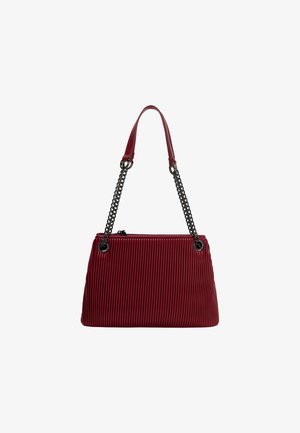 Vörös, redőzött táska dupla pánttal - az egyik egyszínű vörös, a másik fémből készült lánc. Cipzáras záródással és kör alakú fém díszítéssel rendelkezik.