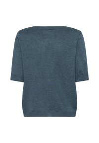 Tamsiai mėlynas megztinis su trumpomis rankovėmis, plačiu iškirpimu ir minkšta tekstūra. Nugaros dalyje yra be siūlių dizainas su lygiu paviršiumi.