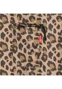 Tessuto leopardato nelle tonalità beige, marrone e color sabbia con una tasca dotata di chiusura con cordoncino. Etichetta rossa visibile a lato.