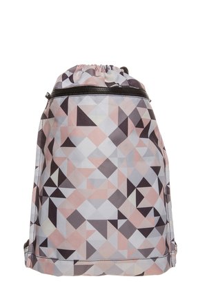 Plecak na sznurki z przednim zamkiem błyskawicznym, z geometrycznym wzorem w odcieniach różu, szarości, czerni i bieli.