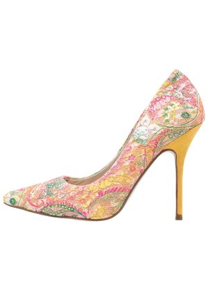 Zapato de tacón stiletto de punta afilada con parte superior de tela con flores multicolores y estampado de cachemira, y tacón alto de ante amarillo.