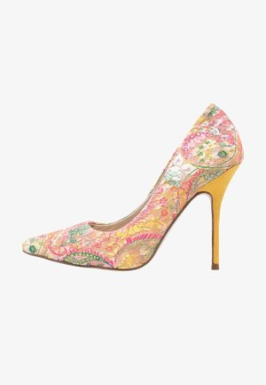Zapato de tacón stiletto de punta afilada con parte superior de tela con flores multicolores y estampado de cachemira, y tacón alto de ante amarillo.