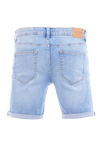 Pantalones cortos de mezclilla azul claro con dobladillos enrollados, que presentan una parche de cuero marrón en la cinturilla y dos bolsillos traseros con detalles de costura.