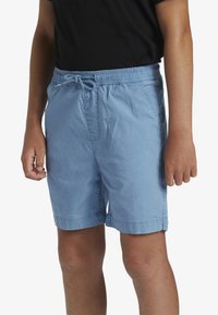 Pantaloni corti azzurri realizzati in tessuto morbido, con vita elastica e coulisse, e tasche laterali.