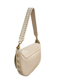 Borsa crossbody beige in pelle testurizzata, con borchie color oro sulla tracolla e una parte frontale liscia con una tasca a soffietto.