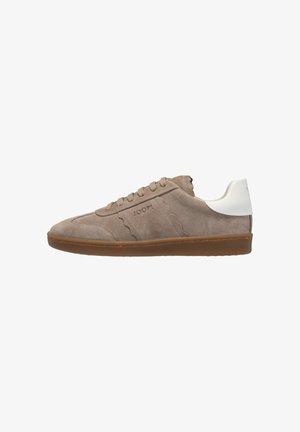 Sneaker beige in camoscio a taglio basso con suola marrone chiaro, lacci beige, linguetta bianca sul tallone e nome del marchio in rilievo "JOOP!" sul lato.
