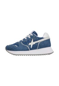 Sneakers in denim blu con accenti bianchi, caratterizzati da una finitura texturizzata, un design con lacci e una suola grigia seghettata.