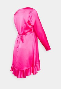 Vestido de cetim rosa com mangas longas, um fecho de laço na cintura e uma bainha ripada. A textura suave e a cor vibrante aumentam o apelo visual.