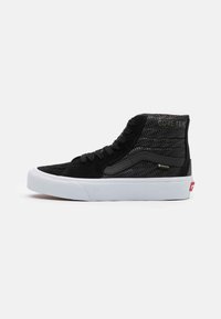 Sneaker alte nere realizzate in suede e materiale sintetico, con un pannello laterale texturizzato, suola in gomma bianca e branding GORE-TEX.