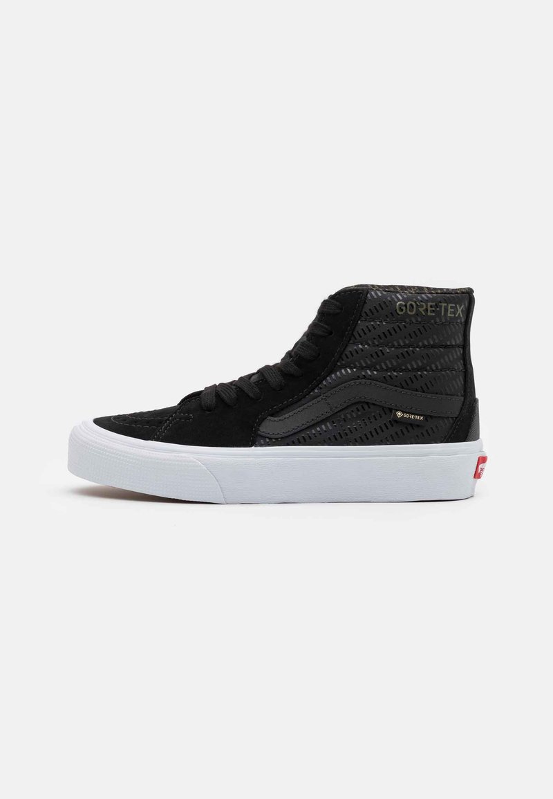 Sneaker alte nere realizzate in suede e materiale sintetico, con un pannello laterale texturizzato, suola in gomma bianca e branding GORE-TEX.