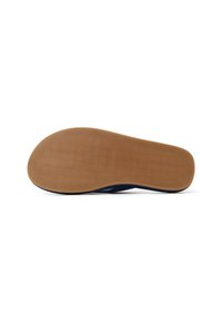 Suola di scarpa con un design liscio e arrotondato. Materiale di gomma marrone con una superficie texturizzata per la presa, che contrasto con la parte superiore di colore blu navy.
