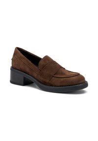 Mocassin en daim marron avec un bout arrondi, un détail cousu à l'avant et un talon noir épais, présentant une texture lisse et un design classique.