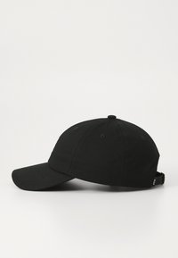 Sort baseball cap lavet af stof med en buet skygge, justerbar rem og syede øjehuller til ventilation. Enkel design og tekstur.