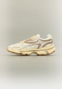 Lacoste Sneaker in hellbeige und crema, mit einem Obermaterial aus Mesh und Leder, strukturierten Akzenten und einem kräftigen Sohlendesign.