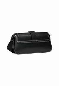 Bolso de hombro de cuero negro con una forma rectangular elegante, costuras blancas y una correa gruesa ajustable. Cuenta con una solapa que se pliega.