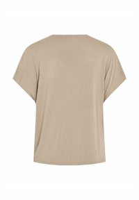 Beige t-shirt med kort ärm, avslappnad passform, rundad halsringning och mjukt bomullsmaterial. Slät yta, inga synliga mönster eller beslag.