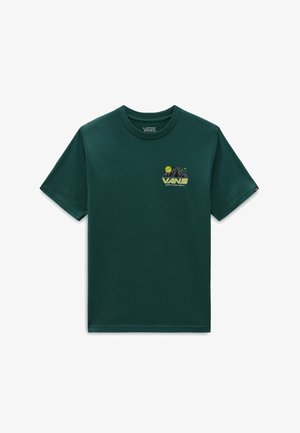 Camiseta Vans de color verde oscuro con manga corta, un pequeño gráfico amarillo de montaña y el texto "Vans Off The Wall" en el pecho izquierdo.