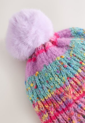 Bonnet en tricot présentant un motif multicolore en rose, bleu et orange avec un pompon en fausse fourrure lavande sur le dessus. Fil doux et texturé.