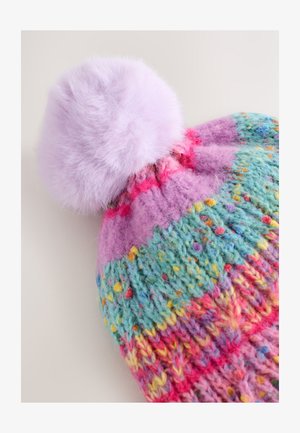 Kootud müts, millel on roosade, siniste ja oranžide toonidega kirju muster ning peal lilla kunstkarvaga tuttik. Pehme, tekstuurse lõngaga.